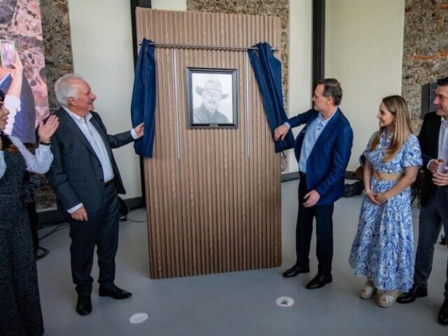 Reconocen a Enrique Vega Carriles por servicios dedicados a El Marqués