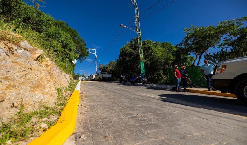 Lee más sobre el artículo Rehabilita gobierno estatal calles de Mompaní en beneficio de 2 mil personas