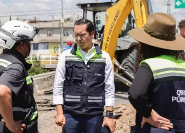 Chepe Guerrero y dependencias estatales atienden hundimiento en Avenida Candiles