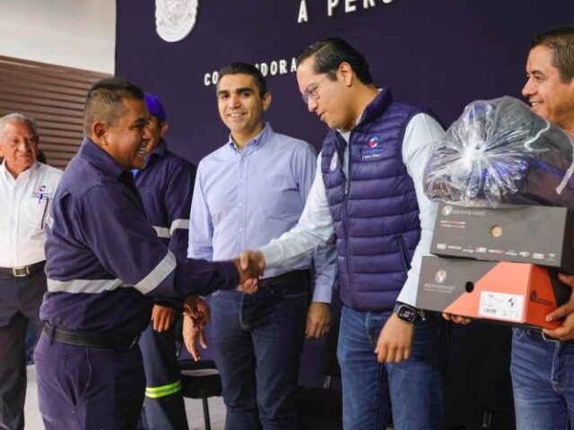 Chepe Guerrero entrega uniformes y equipo a 450 trabajadores de Corregidora
