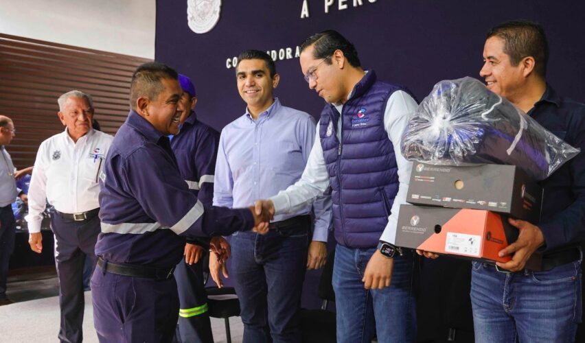 Lee más sobre el artículo Chepe Guerrero entrega uniformes y equipo a 450 trabajadores de Corregidora