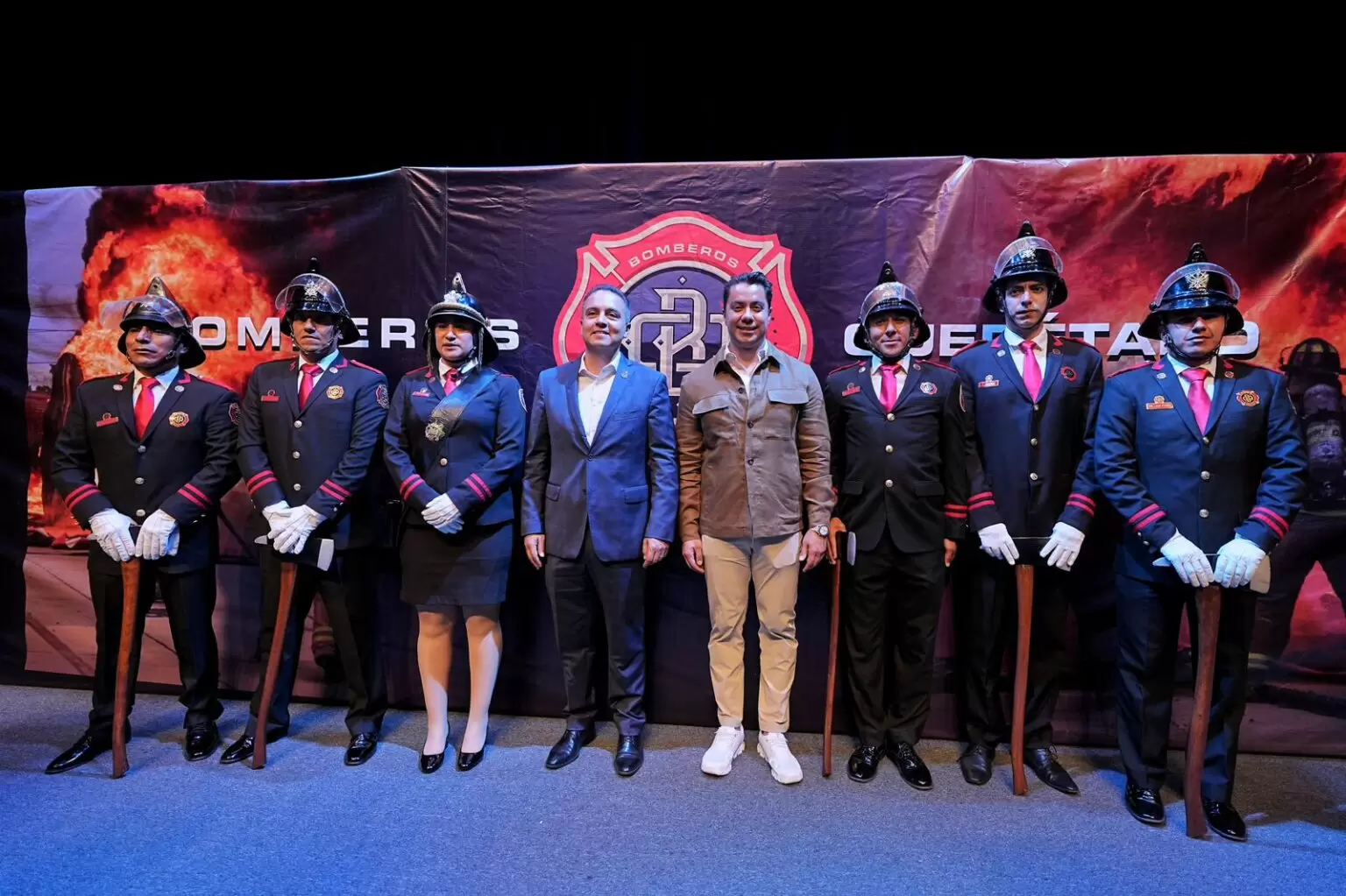 Lee más sobre el artículo Reconoce Felifer Macías entrega del Cuerpo de Bomberos de Querétaro