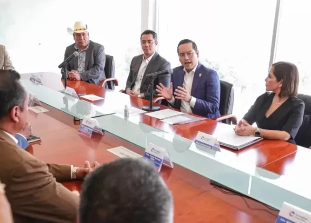 Firma Chepe Guerrero convenio para uso de “CuelgApp” en Corregidora