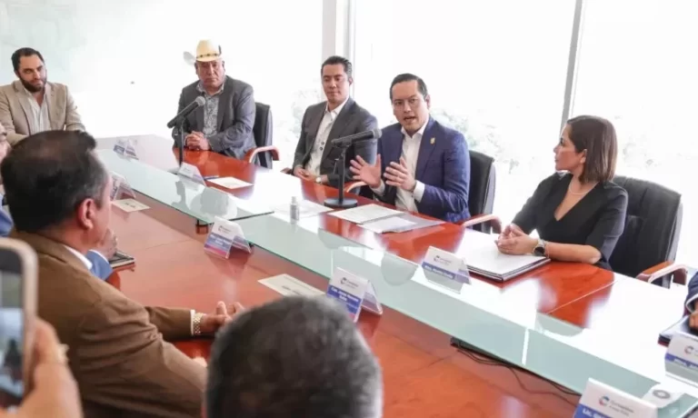 Lee más sobre el artículo Firma Chepe Guerrero convenio para uso de “CuelgApp” en Corregidora