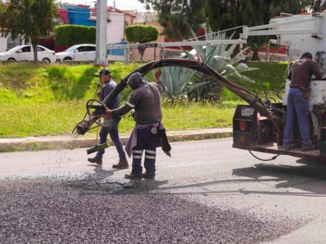 Corregidora refuerza bacheo en avenida Candiles y otras vialidades