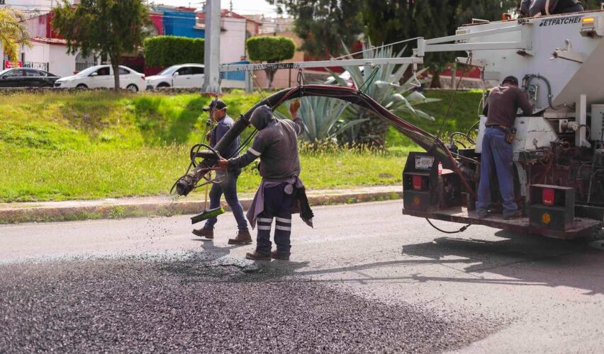 Lee más sobre el artículo Corregidora refuerza bacheo en avenida Candiles y otras vialidades