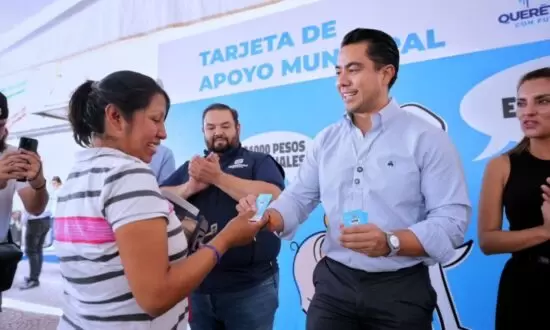 Entrega Felifer Macías tarjetas de El Extra en Epigmenio González