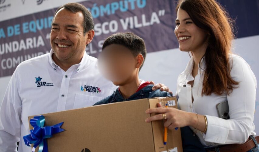 Lee más sobre el artículo Entrega DIF de San Juan del Río 30 equipos de cómputo a telesecundaria de El Sitio