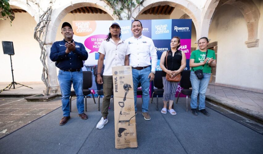 Lee más sobre el artículo Encabeza Roberto Cabrera entrega de artículos a bajo costo en Cerro Gordo