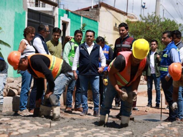 Entrega Luis Nava obra social en Tequisquiapan