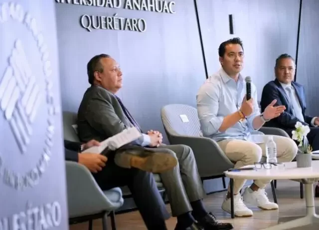 Invita Felifer Macías a jóvenes universitarios a involucrarse en asuntos públicos