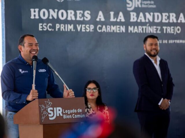 Encabeza Roberto Cabrera honores a la Bandera en primaria de Santa Cruz Nieto