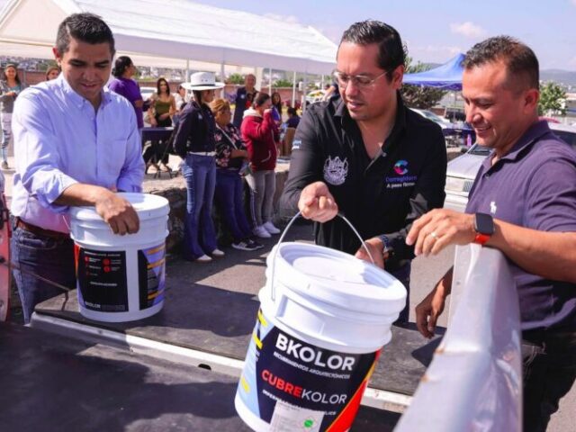 Chepe Guerrero entrega impermeabilizante a familias de Corregidora