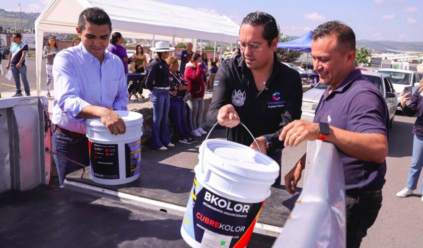 Lee más sobre el artículo Chepe Guerrero entrega impermeabilizante a familias de Corregidora