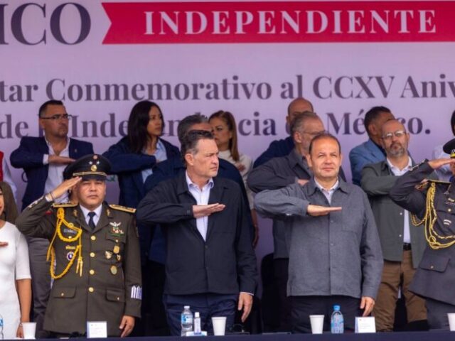 Atestigua Kuri desfile cívico militar por aniversario de la lucha de independencia