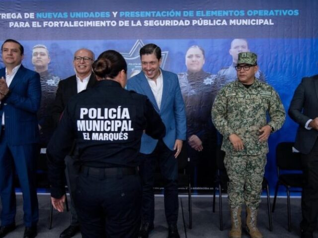 Entrega Rodrigo Monsalvo nuevas unidades para reforzar seguridad en El Marqués