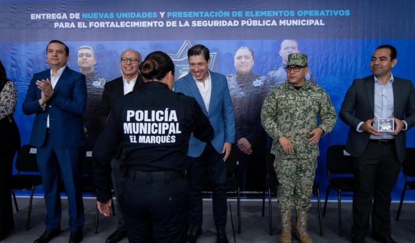 Lee más sobre el artículo Entrega Rodrigo Monsalvo nuevas unidades para reforzar seguridad en El Marqués