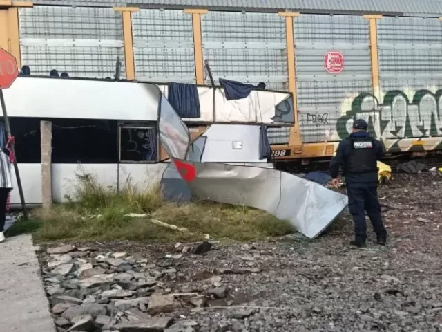 Tren se lleva a camión de pasajeros en Atlacomulco; murieron 10 personas