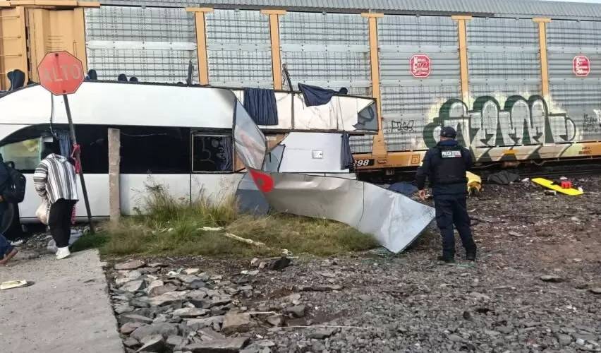 Lee más sobre el artículo Tren se lleva a camión de pasajeros en Atlacomulco; murieron 10 personas