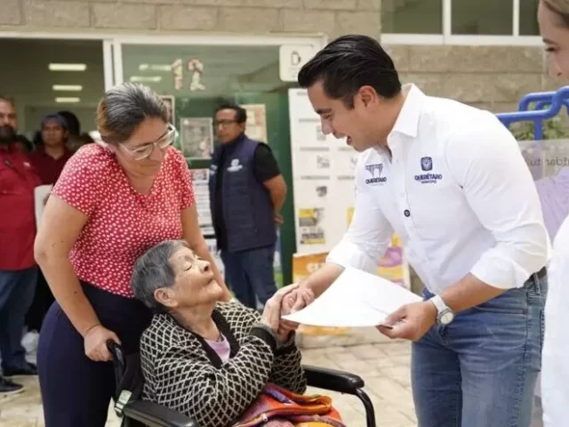 Felifer Macías continúa con la entrega de apoyos económicos a las familias afectadas por las lluvias