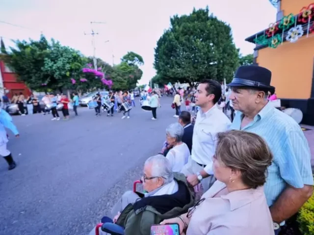 Acude Felifer Macías al tradicional festejo de los concheros en el centro de la ciudad