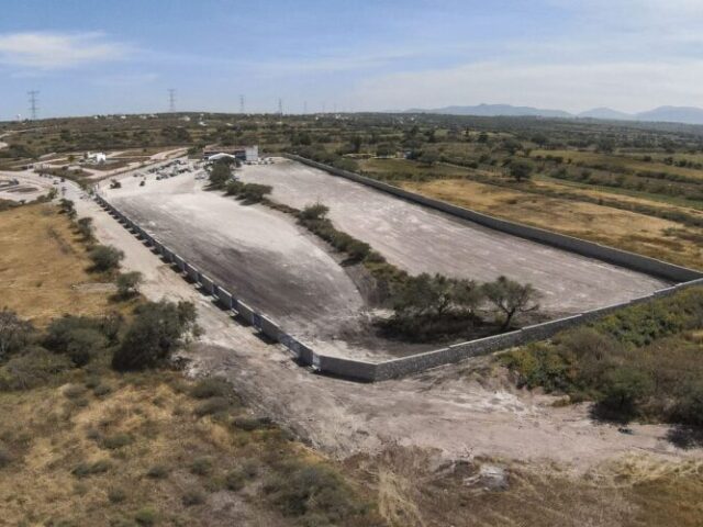 Chepe Guerrero entrega barda perimetral de Bachilleres UAQ en Charco Blanco