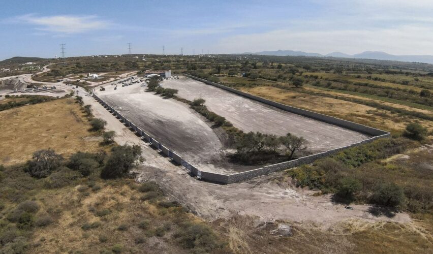 Lee más sobre el artículo Chepe Guerrero entrega barda perimetral de Bachilleres UAQ en Charco Blanco