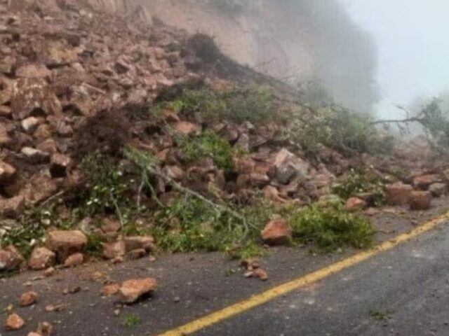 Causan lluvias cierre de caminos y deslaves en Sierra Gorda; Kuri ordena acción inmediata a zonas afectadas