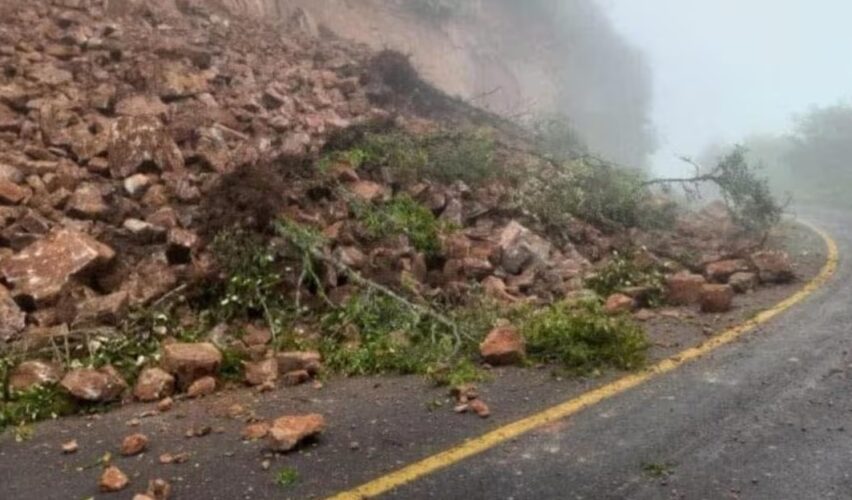 Lee más sobre el artículo Causan lluvias cierre de caminos y deslaves en Sierra Gorda; Kuri ordena acción inmediata a zonas afectadas