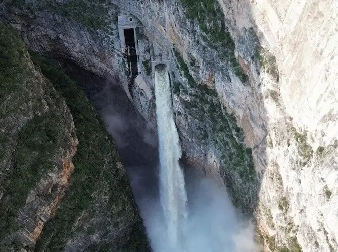 Lee más sobre el artículo Continúa desfogue de presa Zimapán y suspensión de bombeo a Acueducto II: CEA