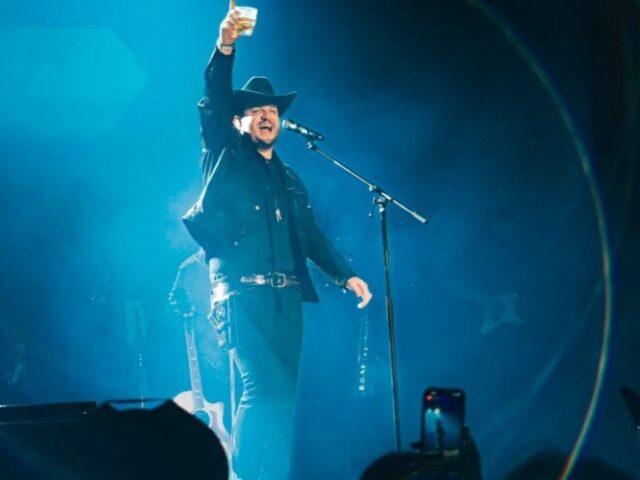 Hasta de un millón de pesos sería la multa a Edén Muñoz por cantar narcocorrido