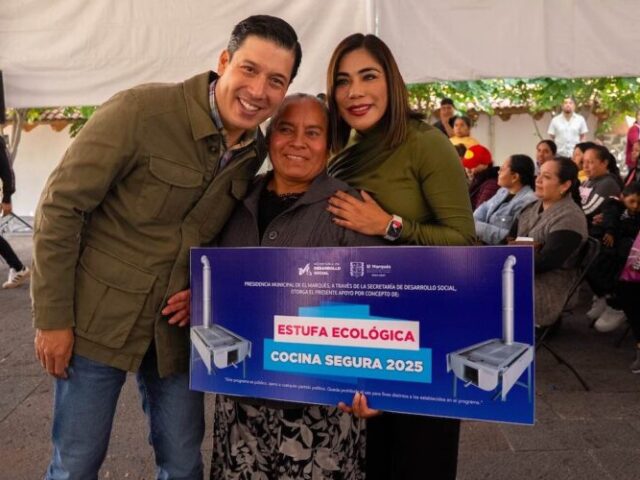 Rodrigo Monsalvo entrega 500 estufas ecológicas en El Marqués