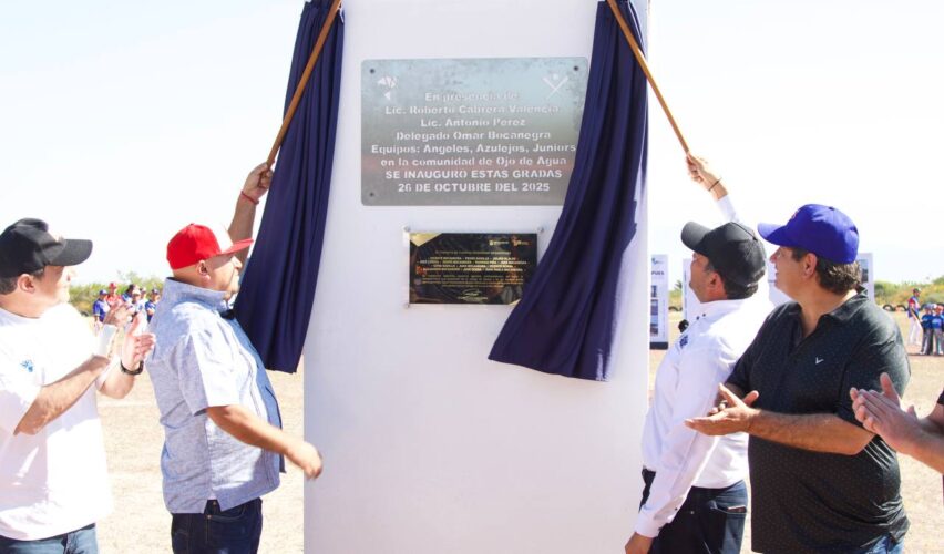 Lee más sobre el artículo Inaugura Roberto Cabrera gradas en campo de beisbol de Ojo de Agua y da inicio a la Liga 2025-2026