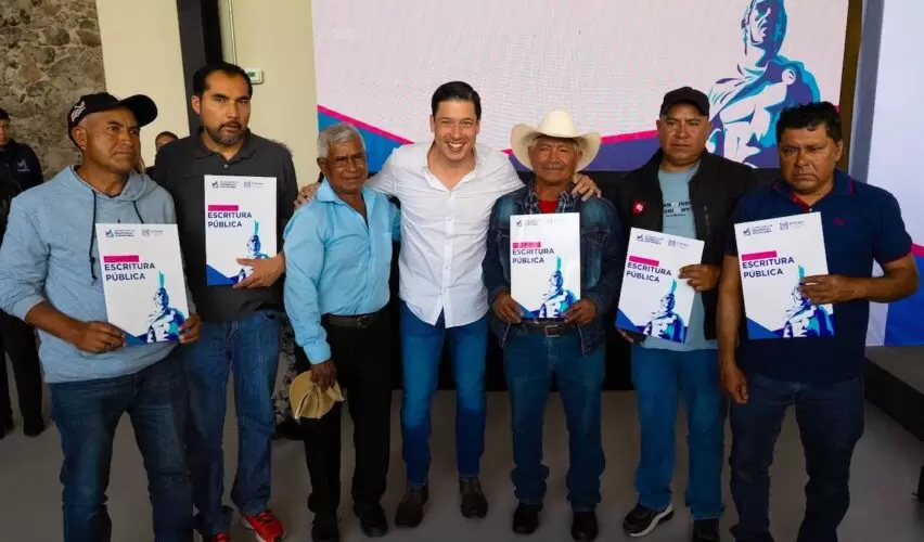 Lee más sobre el artículo Rodrigo Monsalvo entrega más de 300 escrituras a familias marquesinas