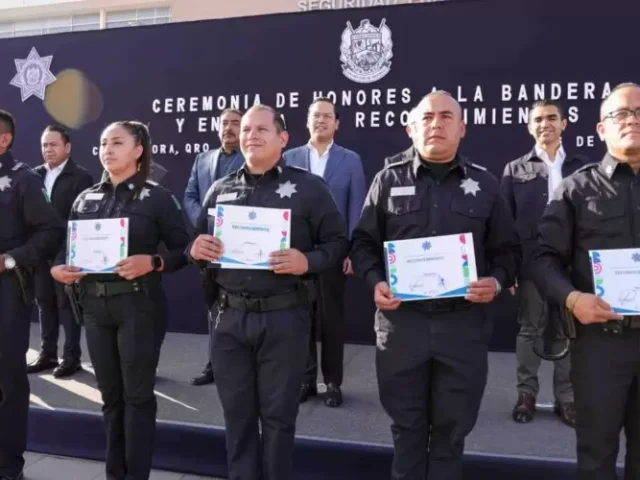 Chepe Guerrero entrega reconocimientos a 105 policías de Corregidora