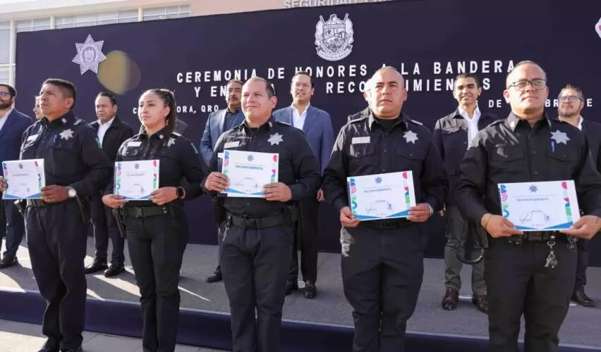 Lee más sobre el artículo Chepe Guerrero entrega reconocimientos a 105 policías de Corregidora