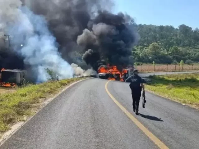 Bloquean carreteras e incendian autos en Michoacán