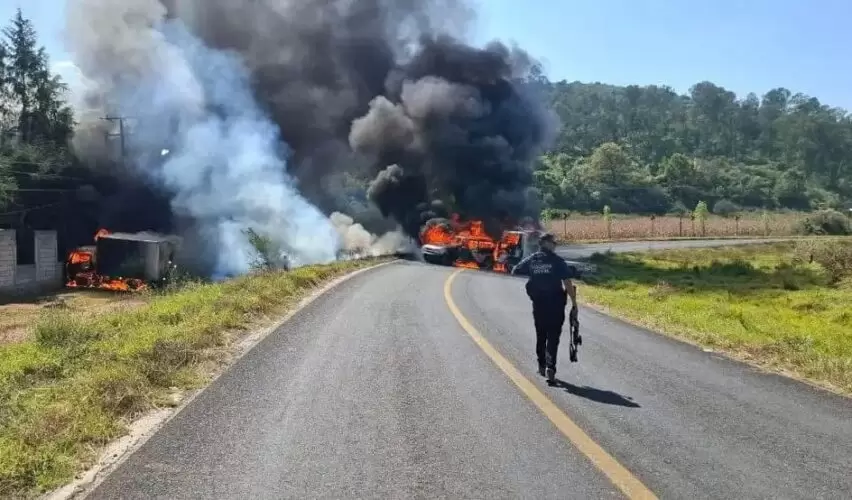 Lee más sobre el artículo Bloquean carreteras e incendian autos en Michoacán