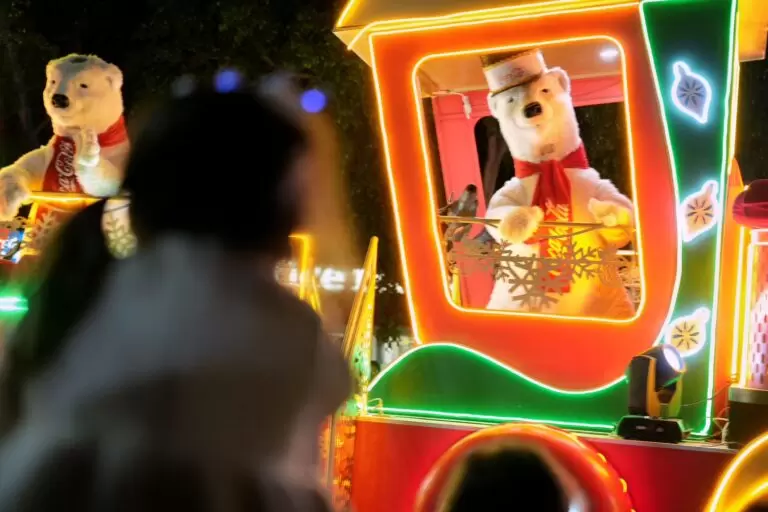 Lee más sobre el artículo Miles de personas vieron la Caravana Coca-Cola en la capital queretana