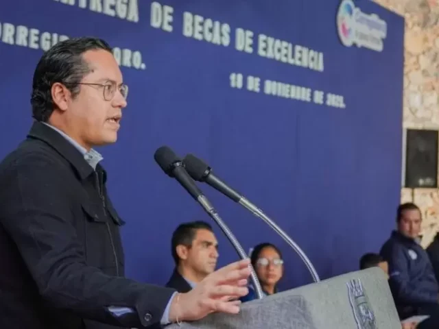 Entrega Chepe Guerrero Becas de Excelencia a estudiantes de Corregidora; suman 462 beneficiados