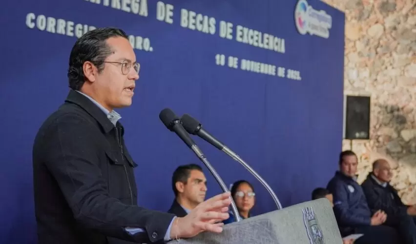 Lee más sobre el artículo Entrega Chepe Guerrero Becas de Excelencia a estudiantes de Corregidora; suman 462 beneficiados