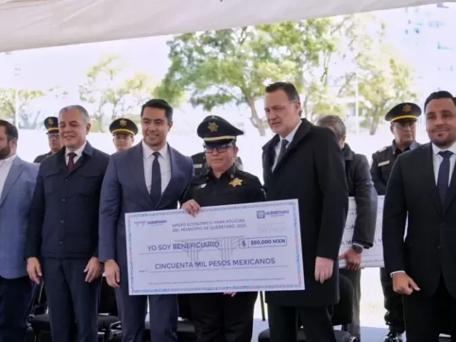 Entrega Felifer Macías 300 apoyos económicos de vivienda a personal policial
