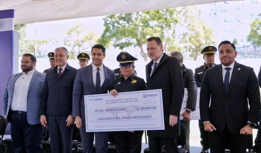 Lee más sobre el artículo Entrega Felifer Macías 300 apoyos económicos de vivienda a personal policial