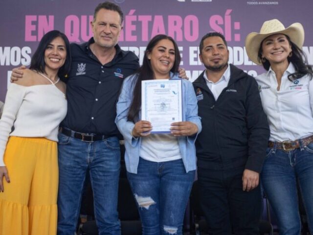 Entrega gobernador Kuri equipamiento para el autoempleo en Jalpan