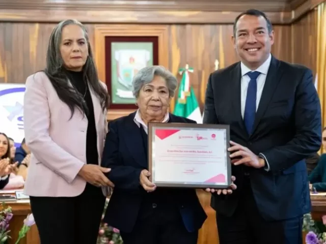Entrega Ayuntamiento de San Juan del Río reconocimiento público a Grupo Reto