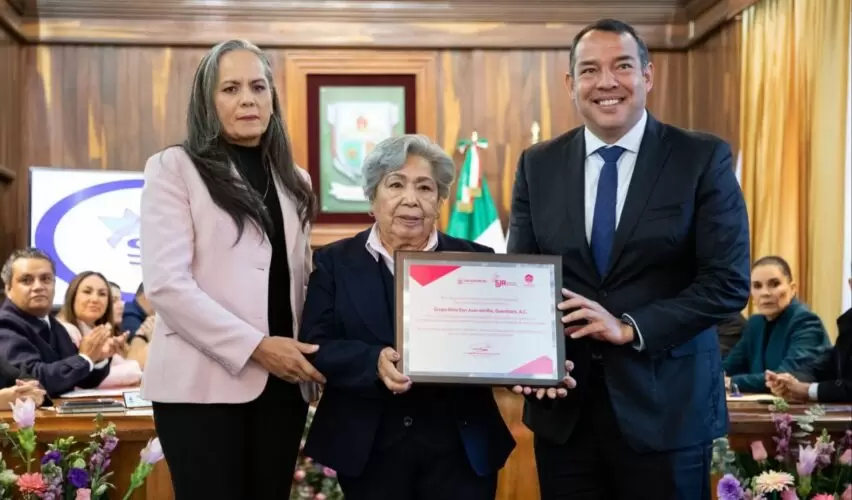 Lee más sobre el artículo Entrega Ayuntamiento de San Juan del Río reconocimiento público a Grupo Reto