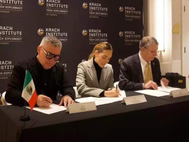 Firma Sejuve convenio con Universidad de Purdue para otorgar becas tecnológicas a jóvenes queretanos