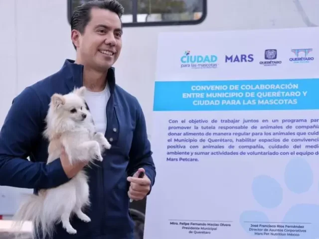 Firma Felifer Macías convenio entre municipio de Querétaro y Mars Petcare México