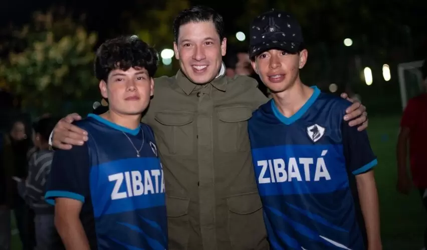 Lee más sobre el artículo El Marqués reafirma su compromiso con la juventud durante la inauguración del Torneo de Futbol 7 “Zibateños”