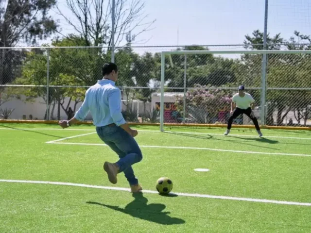 Entrega Felifer Macías rehabilitación de cancha de futbol de la Unidad Deportiva Belén